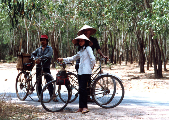 Người dân địa phương mưu sinh với những chiếc xe đạp.