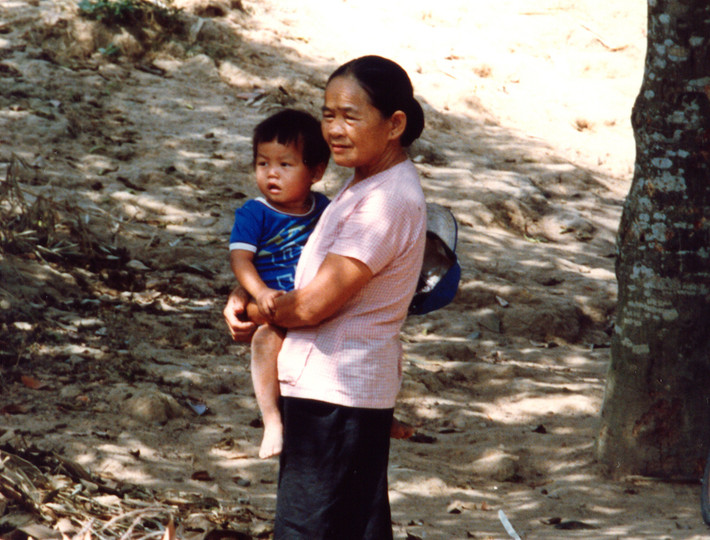 Người bà và đứa cháu.