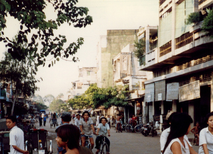 Bức tranh giao thông sinh động tại một con phố. Người dân đi bộ, ngồi hóng mát hay đứng tán gẫu ngay dưới lòng đường.