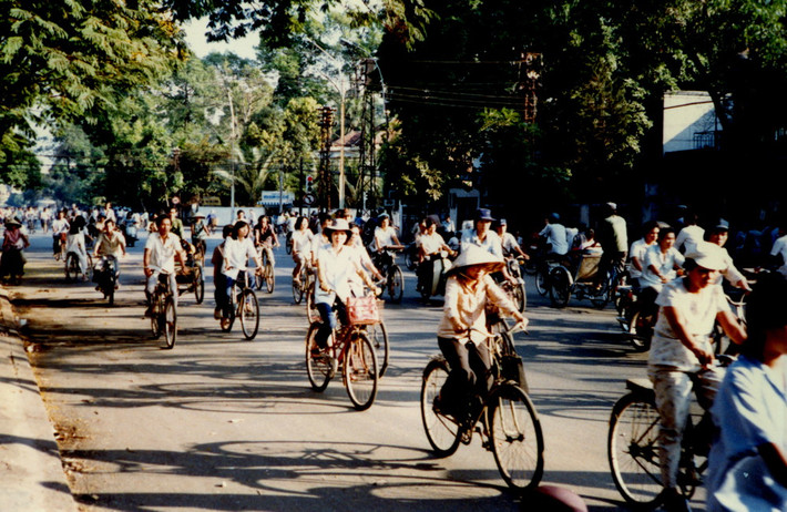 Thời điểm này, xe đạp là phương tiện đi lại chủ yếu của người dân thành phố.