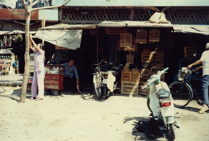 Cửa hàng bán chim cảnh.