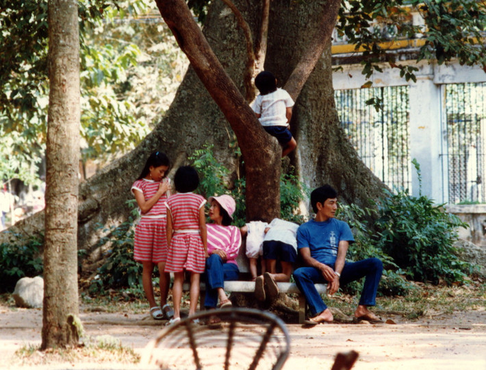 Một gia đình thư giãn trong Thảo Cầm Viên Sài Gòn.