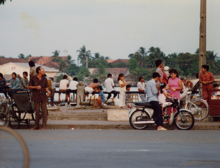Người dân hóng mát tbên bờ sông, TP. HCM năm 1988.