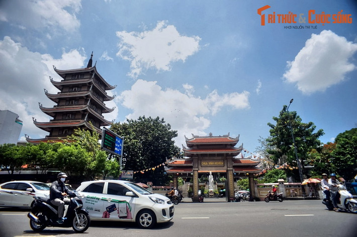 3. Nằm bên đường Nam Kỳ Khởi Nghĩa, tháp Quán Thế Âm của chùa Vĩnh Nghiêm là hình ảnh ghi dấu vào tâm trí du khách trong và ngoài nước mỗi khi di chuyển giữa sân bay Tân Sơn Nhất và trung tâm TP. HCM. Tháp được xây dựng trong khoảng thời gian từ năm 1964-1971.