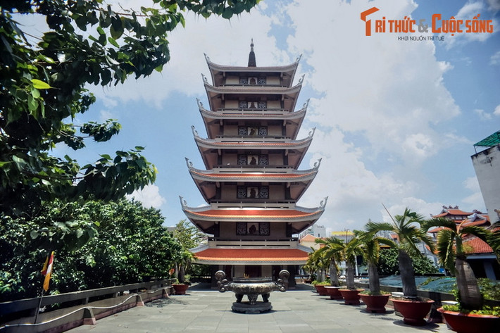 Là công trình mang tính điểm nhấn của ngôi chùa hút khách bậc nhất thành phố, tháp được xây 7 tầng, cao gần 40 mét. Lối vào tháp nằm bên phải Phật điện.