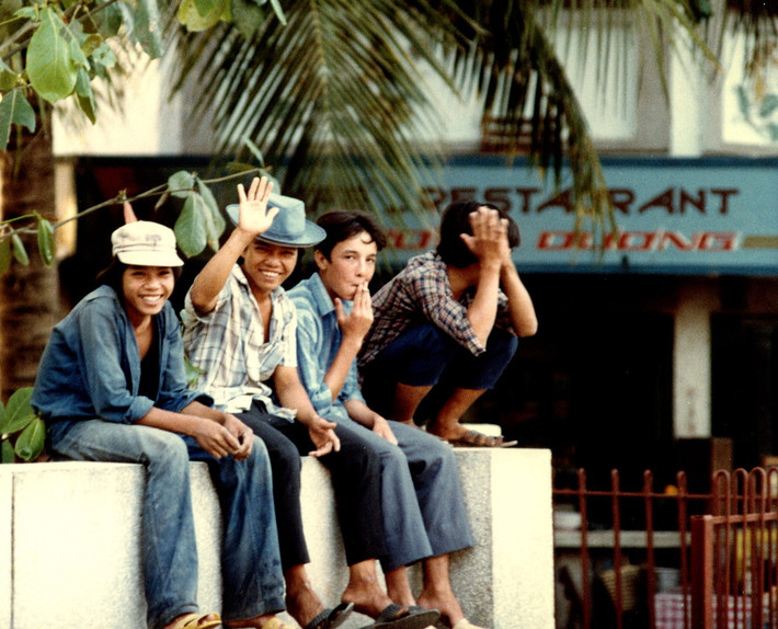 Phong thái "chất lừ" của các chàng trai trẻ ngồi phía ngoài một nhà hàng.