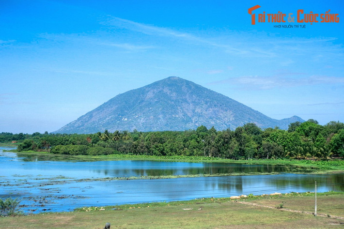 1. Núi Bà Đen. Nằm cách trung tâm thành phố Tây Ninh (tỉnh Tây Ninh) 11 km, là ngọn núi cao nhất Đông Nam bộ và là biểu tượng cho mảnh đất và con người Tây Ninh.