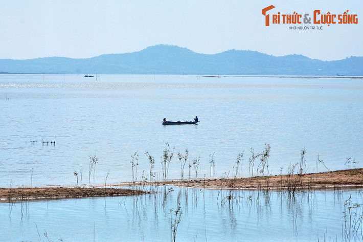2. Hồ Dầu Tiếng. Nằm trên địa phận huyện Dương Minh Châu và một phần nhỏ trên địa phận huyện Tân Châu, thuộc tỉnh Tây Ninh, hồ Dầu Tiếng là một trong những hồ nước nhân tạo lớn nhất của Việt Nam và Đông Nam Á.