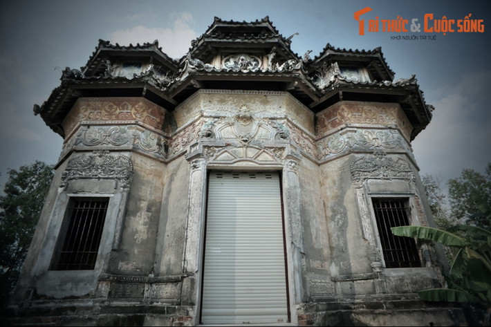 Với mong muốn có một nơi an nghỉ xứng tầm ở thế giới bên kia, Huyện Hàm đã trích một phần gia sản khổng lồ để xây khu lăng mộ hoành tráng với kiến trúc có 1-0-2. Công trình do kiến trúc sư Trần Công Quan ở Sài Gòn thiết kế, nhóm thợ Sóc Trăng thi công, được xây từ năm 1944-1947.