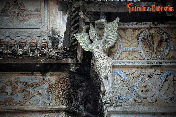 Yếu tố phương Tây thể hiện ở các mô típ hoa lá cổ điển. Yếu tổ Việt – Hoa nằm ở hình tượng rồng, các linh vật và bộ mái ngói truyền thống. Yếu tố Khmer là hình ảnh thần Cây-nor và tranh tường vẽ các thắng cảnh của Campuchia.