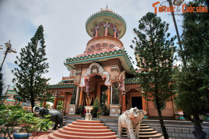 3. Nằm ở thành phố Châu Đốc, tỉnh An Giang, chùa Tây An được du khách gần xa biết đến với kiến trúc kết hợp phong cách nghệ thuật Ấn Độ - vùng đất được người Việt xưa gọi là xứ Tây Phương - và kiến trúc cổ dân tộc Việt.