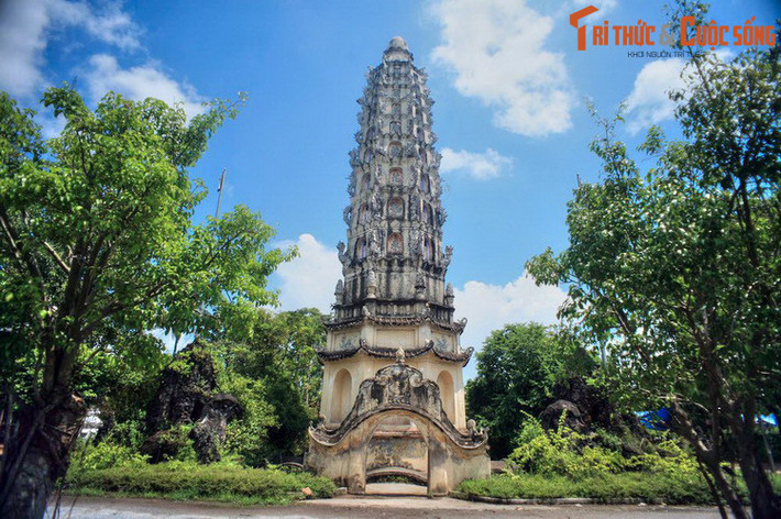 Bên cạnh đó, chùa Cổ Lễ cũng gây ấn tương với nhiều công trình độc đáo khác, nổi bật là tháp Cửu Phẩm Liên Hoa cao 32 mét, có 8 mặt, dựng năm 1927...