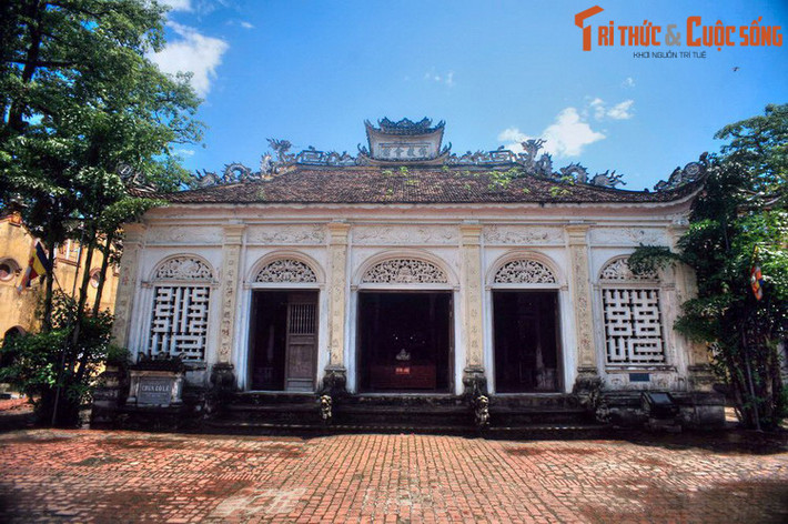 1. Nằm ở thị trấn Cổ Lễ, huyện Trực Ninh, tỉnh Nam Định, chùa Cổ Lễ là một ngôi chùa cổ có kiến trúc độc đáo nổi tiếng xứ Thành Nam. Ban đầu, chùa được xây bằng gỗ theo lối kiến trúc cổ truyền. Đền đầu thế kỷ 20, chùa được xây lại hoàn toàn.