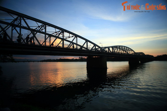 Trong tiếng Việt, “Huế” thực sự là một cái tên khá "lạ", vì nó không xuất hiện trong kho từ vựng vô cùng phong phú của người Việt. Các nhà sử học cũng chưa thể khẳng định địa danh "Huế" đã chính thức xuất hiện trong lịch sử Việt Nam từ lúc nào. Ảnh: Cầu Trường Tiền ở Huế.