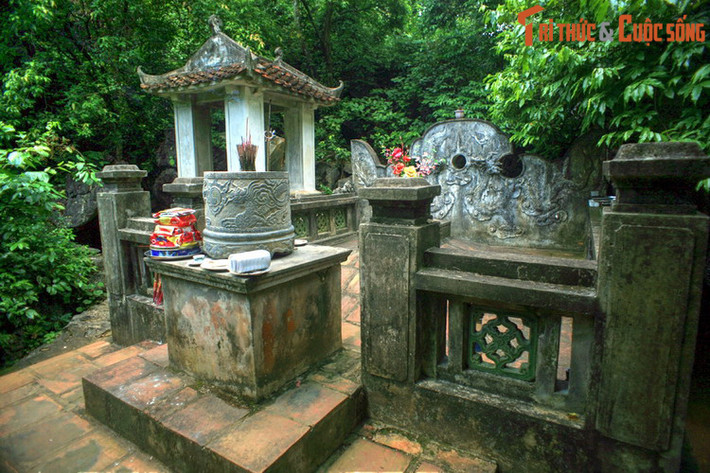 Lăng gồm có một bệ thờ ở phía trước, mộ phần được bao quanh bằng tường thấp ở phía sau. Bình phong hậu có hình rồng chầu nguyệt. Bên trái lăng có một nhà bia, bên trong là tấm bia đá được tạc vào thời nhà Nguyễn.
