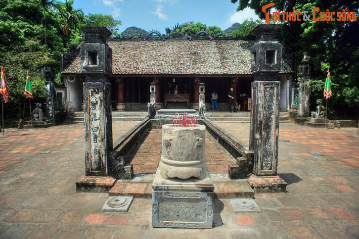 Ðền được xây dựng vào khoảng thế kỷ thứ 17 theo kiểu đăng đối trên trục thần đạo. Đây là một công kiến trúc độc đáo với giá trị nổi bật là các tác phẩm chạm khắc gỗ và đá có niên đại từ thế kỷ 17 - 19.