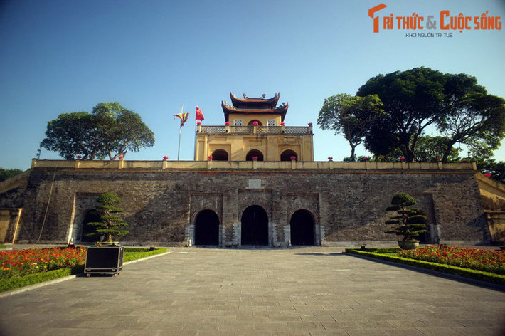 Được xây dựng vào thời Lê và tu bổ sửa sang vào thời Nguyễn, công trình có 5 cổng kiểu vòm cuốn bằng đá cân xứng qua trục thần đạo của Hoàng thành. Cửa giữa lớn nhất dành riêng cho nhà vua, các cửa còn dành cho các quan, hoàng thân quốc thích ra vào cung cấm.