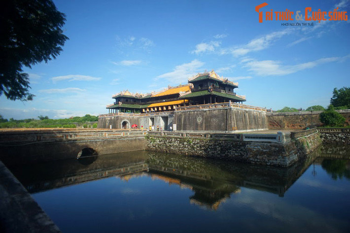1. Là cổng thành chính của Hoàng thành Huế, Ngọ Môn là một di tích có tầm quan trọng đặc biệt trong trong quần thể Di sản thế giới Cố đô Huế. Công trình được xây năm 1833, khi triều Nguyễn tổ chức quy hoạch lại toàn bộ mặt bằng kiến trúc Hoàng thành.