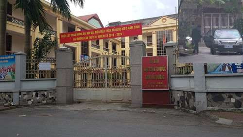 1. Xe biển xanh đón tận nhà cán bộ tỉnh: Theo thông tin từ báo chí phản ánh, mặc dù không có tiêu chuẩn, chế độ xe công đưa đón hàng ngày nhưng Chủ tịch Mặt trận Tổ quốc tỉnh vẫn được xe ô tô biển xanh đưa rước từ nhà đến cơ quan và sử dụng xe công vào việc riêng. Trao đổi với PV ngày 5/7, ông P. thừa nhận có việc xe đến đón tận nhà và bản thân sẽ nghiêm túc rút kinh nghiệm.