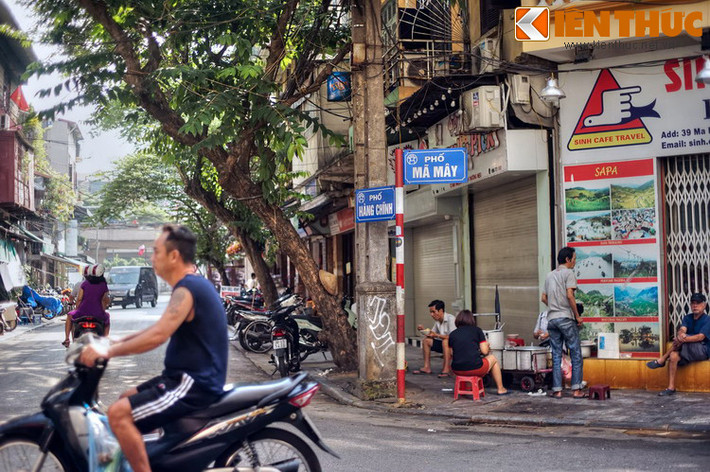 Đến năm 1931 phố Quân Cờ Đen được được đổi tên thành phố Đào Duy Từ. Năm 1945, phố lấy tên là Mã Mây, và tên gọi này được dùng đến nay.