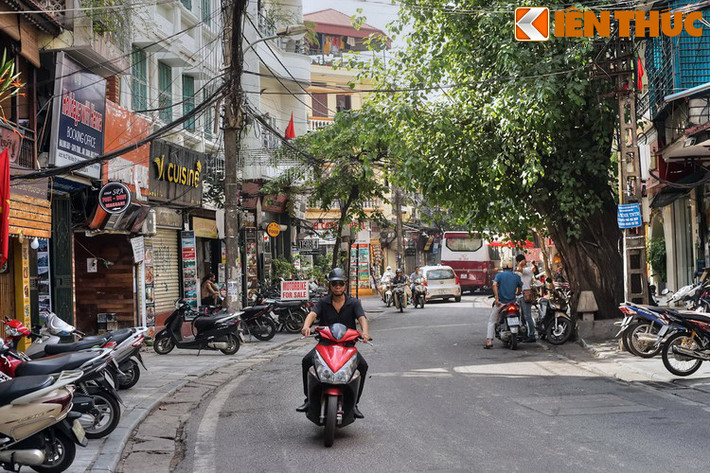 Phố Mã Mây là con phố dài khoảng 290 mét, kéo dài từ phố Hàng Buồm đến phố Hàng Bạc ở phía Đông khu phố cổ Hà Nội. Đây nguyên là đất phường Hà Khẩu (đoạn đầu) và thôn Dũng Hãn (đoạn cuối), đều thuộc tổng Hữu Túc (sau đổi là Đông Thọ), huyện Thọ Xương cũ.