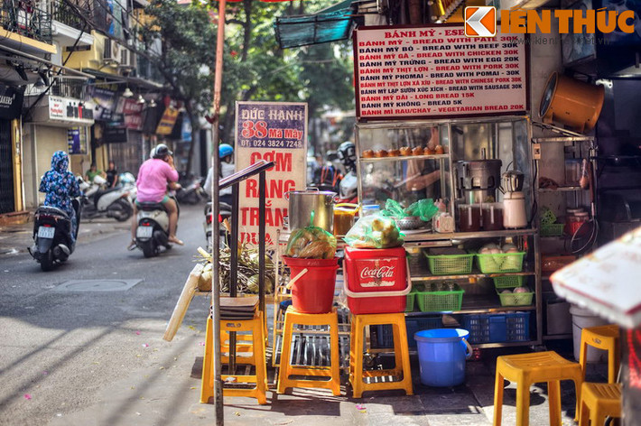 Ngày nay phố được biết đến như một trung tâm lưu trú dành cho du khách nước ngoài với sự hiện diện của rất nhiều nhà nghỉ, khách sạn, văn phòng công ty du lịch, và các quán ăn, cửa hàng chuyên phục vụ khách du lịch.