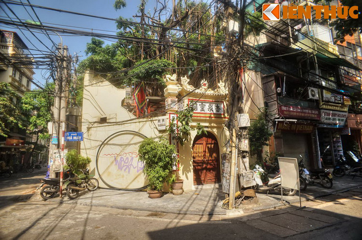 Ở số nhà 64 Mã Mây có đền Hương Tượng. Đây là một trong những ngôi đền có lịch sử lâu đời nhất phố cổ.