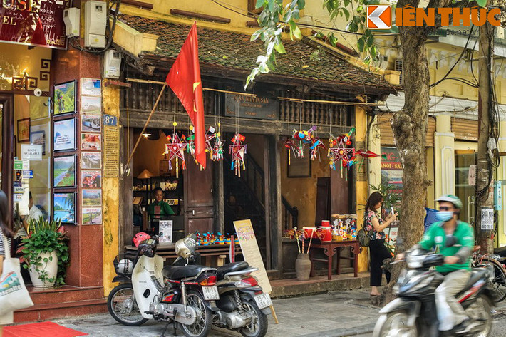 Địa điểm nổi tiếng nhất trên phố Mã Mây là nhà số 87. Ngôi nhà này được xây dựng vào khoảng cuối thế kỷ 19, được trùng tu từ năm 1998-1999 trong khuôn khổ hợp tác giữa Thành phố Hà Nội và Thành phố Toulouse (Pháp). Đến năm 2004, nhà 87 Mã Mây được công nhận là Di tích lịch sử - văn hóa sản cấp Quốc gia.