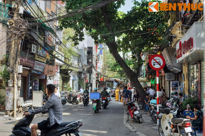 Cần lưu ý, phố Hàng Mã này có trước phố Hàng Mã mạn chợ Đồng Xuân, nên sau khi đã có hai phố Hàng Mã thì người ta gọi phố Hàng Mã gần Hàng Bạc là phố “Hàng Mã dưới” để phân biệt với phố “Hàng Mã trên” chuyên làm bán những hoa giấy, đèn lồng...