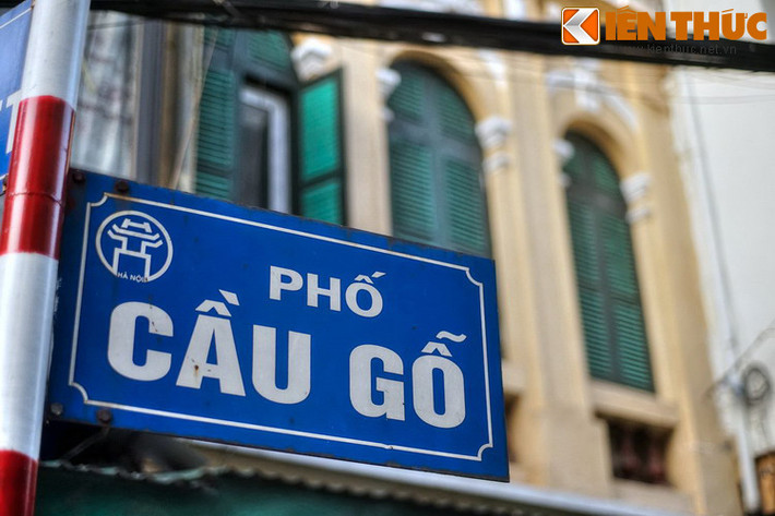 Tên phố Cầu Gỗ bắt nguồn từ chuyện xưa kia nơi đây từng có một cây cầu bằng gỗ bắc qua con lạch nhỏ nối hồ Hoàn Kiếm với hồ Thái Cực. Hồ này sau gọi là hồ Hàng Đào.