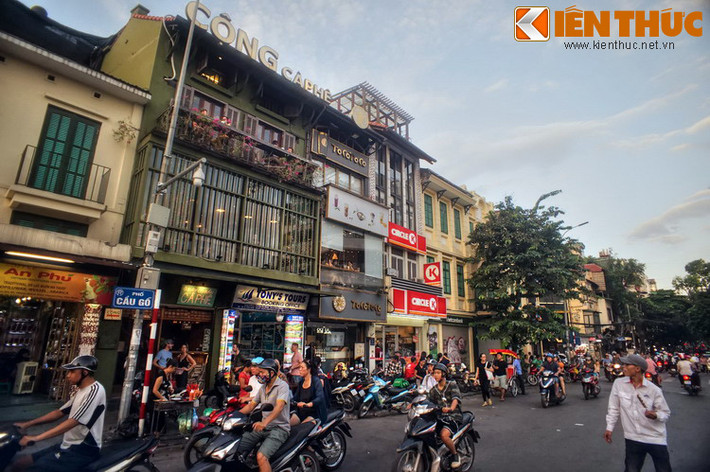 Phố Cầu Gỗ là con phố dài khoảng 250 mét, kéo dài từ phố Hàng Thùng đến phố Hàng Gai ở phía Nam khu phố cổ Hà Nội. Phố hình thành trên nền đất của hai thôn Hương Minh và Nhiễm Thượng, đều thuộc tổng Hữu Túc, huyện Thọ Xương cũ.