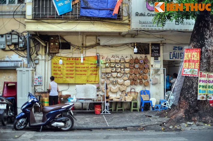 Đến đầu thế kỷ 20, phố Cầu Gỗ còn có thêm một nghề mới và khá đặc biệt: nghề đóng xe tay – một loại phương tiện giao thông đặc trưng ở đô thị Việt Nam thời thuộc địa.