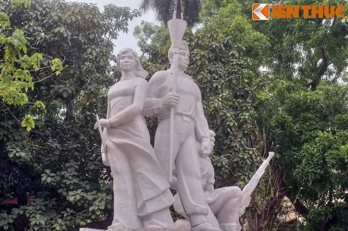 Hình tượng người lính Vệ quốc đoàn được thể hiện với dáng đứng hiên ngang, vững chãi.