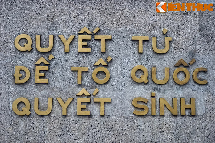 Khẩu hiệu "Quyết tử để tổ quốc quyết sinh" trên bệ tượng đài là lời trích từ bức thư động viên Bác Hồ gửi cho các chiến sĩ Vệ quốc đoàn ở Hà Nội những ngày đầu toàn quốc kháng chiến.