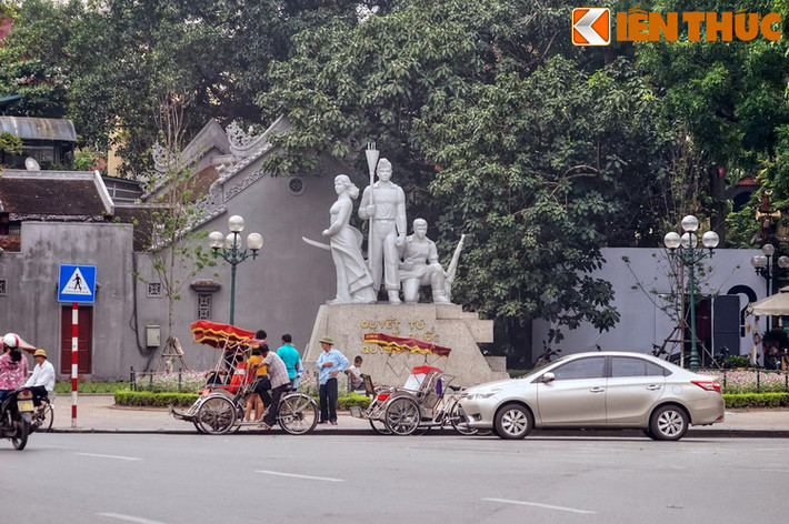 Nằm bên bờ hồ Gươm, cạnh đền Bà Kiệu và cổng đền Ngọc Sơn, tượng đài Quyết tử để tổ quốc quyết sinh hay tượng đài Quyết tử là một địa danh ghi dấu trong ký ức của nhiều người Hà Nội.