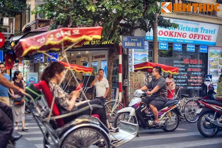 Phố Hàng Bè là con phố dài khoảng 170 mét, kéo dài từ phố Hàng Mắm đến ngã tư phố Hàng Dầu - Cầu Gỗ, phía Đông Nam khu phố cổ Hà Nội. Đây nguyên là đất thôn Nam Hoa, tổng Hữu Túc, đến giữa thế kỷ 19 đổi tên là thôn Nam Phố và tổng Đông Thọ, huyện Thọ Xương cũ.