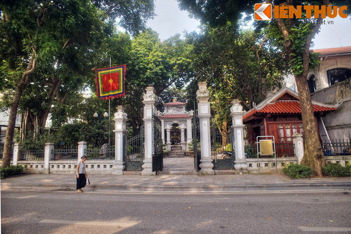 Nằm ở số 16 phố Lê Thái Tổ, bên bờ phía Tây hồ Gươm, tượng đài vua Lê Thái Tổ được xây dựng vào cuối thế kỷ 19, là tượng đài cổ nhất của Hà Nội còn được lưu giữ đến nay.