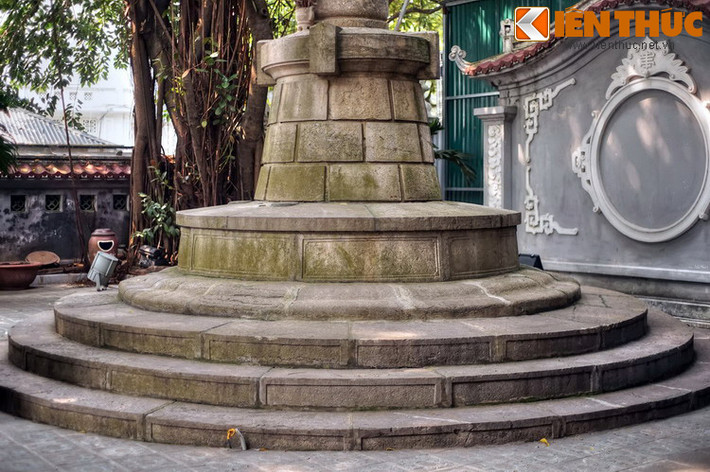 Tượng đài có dạng trụ tròn, gồm ba cấp bệ xếp bằng đá, phía dưới cũng được lượn tròn theo thân trụ với đường kính to nhỏ khác nhau, phía sau có bình phong.