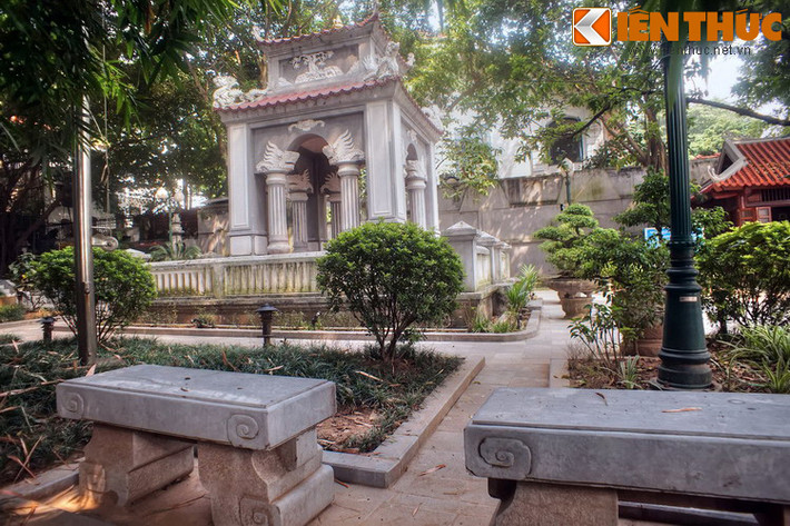 Tượng đài vua Lê nằm trong một khuôn viên rộng trồng nhiều cây xanh, các công trình từ ngoài vào trong gồm cổng, nhà phương đình và tượng đài.