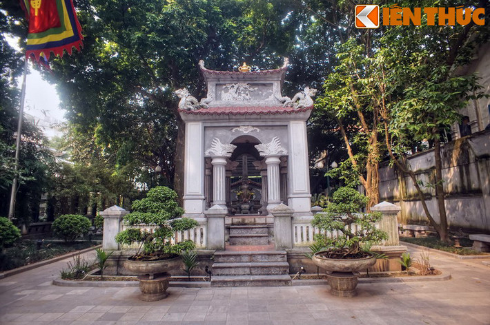 Nhà phương đình xây gạch kiểu hai tầng mái trang trí hình rồng, trên đỉnh có quả bầu hồ lô.