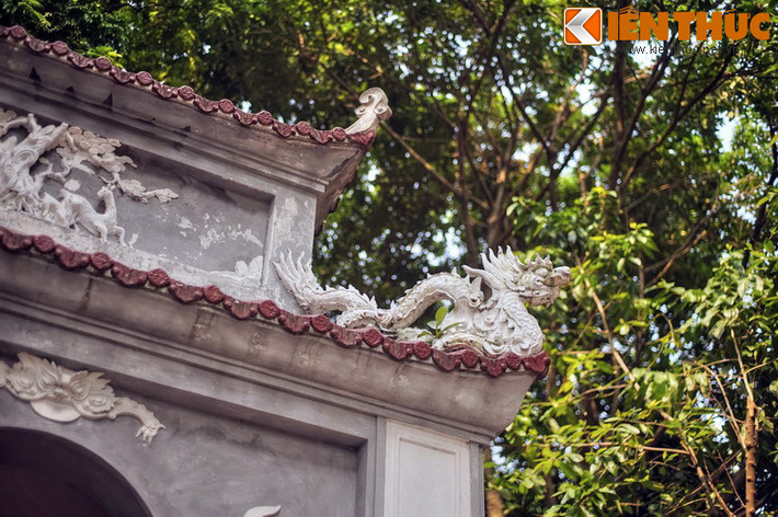 Theo thời gian, ngôi đền không còn nữa. Đến năm 1894 thì Kinh lược sứ Bắc Kỳ Hoàng Cao Khải cho dựng tượng đài trên nền đền cũ để tưởng nhớ vua Lê Thái Tổ vì Hồ Gươm gắn với truyền thuyết vua Lê trả gươm báu cho thần Kim Quy.