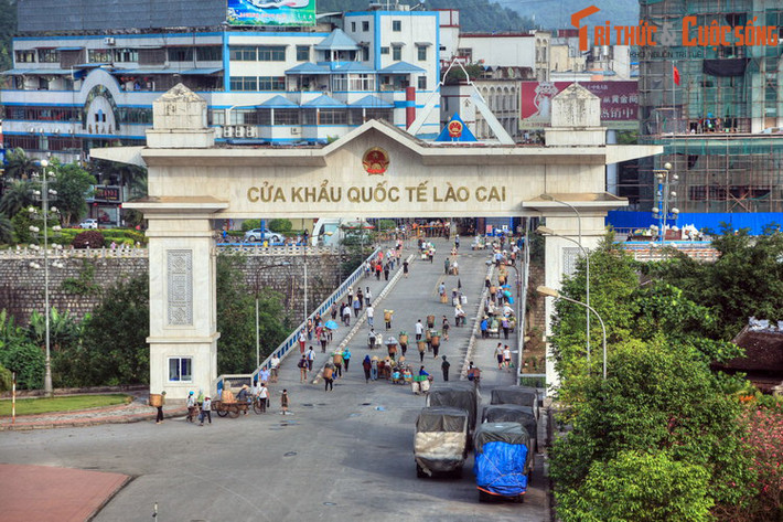 Là tỉnh vùng cao biên giới ở khu vực Tây Bắc của Việt Nam, Lào Cai là một vùng đất có truyền thống lịch sử - văn hóa lâu đời. Tên gọi Lào Cai đã hình thành như thế nào, mang ý nghĩa gì? Ảnh: Cửa khẩu quốc tế Lào Cai.