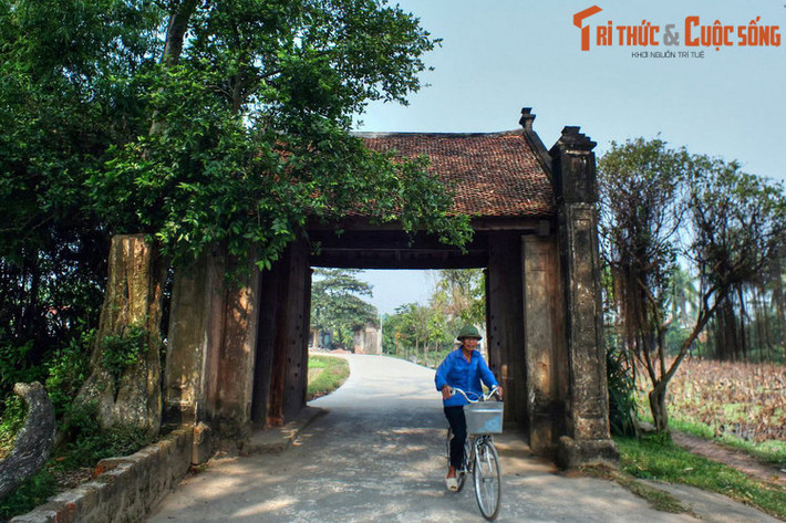 1. Nằm ở địa phận thị xã Sơn Tây, thành phố Hà Nội, làng Đường Lâm mang những giá trị lịch sử, văn hóa, kiến trúc đặc biệt, là ngôi làng cổ đầu tiên được công nhận là di tích quốc gia của Việt Nam.
