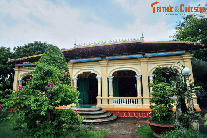 Dù trải qua cuộc chiến tranh khốc liệt, rất nhiều ngôi nhà ở làng cổ Đông Hòa Hiệp vẫn vẫn giữ được kiến trúc nguyên bản, phản ảnh một thời kỳ giao thoa văn hóa đặc biệt khi các giá trị truyền thống kết hợp hài hòa với xu thế tân thời.