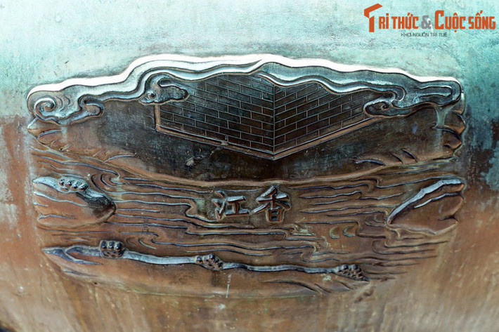 1. Trong bộ Cửu Đỉnh nhà Nguyễn, Nhân đỉnh là chiếc đỉnh thứ hai. Trên đỉnh này khắc hình tượng “Hương giang” là sông Hương, dòng sông biểu tượng chảy qua Kinh thành Huế. Kiến trúc Kinh thành Huế được tái hiện ở đây qua hình ảnh bức tường gạch.