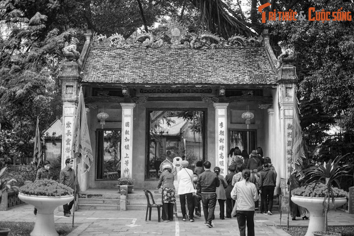 Trong tâm thức của người Việt xưa, Linh Lang Đại vương là vị thần giúp nhà vua coi sóc sự an bình cho phía Tây Hoàng thành Thăng Long. Đền Voi Phục – một trong Tứ Trấn Thăng Long – là nơi gắn liền với truyền thuyết huyền bí về vị thần này.