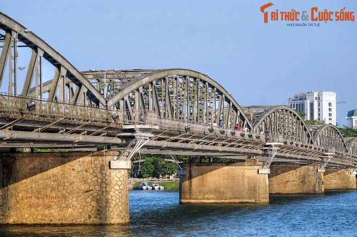 Nhiều công trình lịch sử nổi tiếng của Huế gắn với hình ảnh dòng sông Hương. Đó là chùa Thiên Mụ, cầu Trường Tiền, đình Thương Bạc, Nghênh Lương Đình, điện Hòn Chén... Kinh thành Huế cũng được xây dựa vào địa thế mà dòng sông Hương tạo ra.