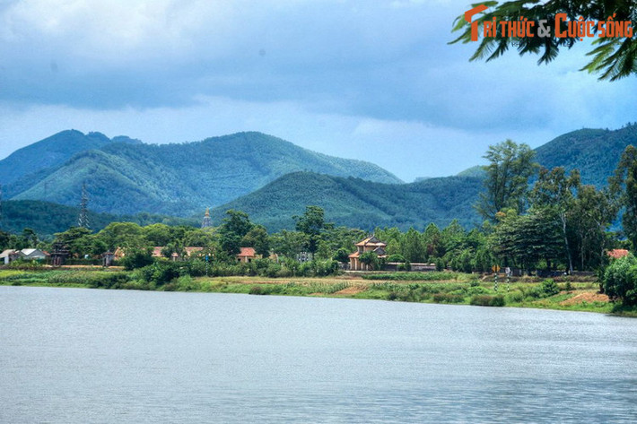 Sông Hương dài 33 km, bắt nguồn từ những vùng núi cao thuộc dãy Trường Sơn. Cảnh quan hai bên bờ sông đẹp như tranh với các thành quách, thị tứ, vườn tược, chùa chiền, tháp và đền đài… ẩn hiện trên nền của cây cối xanh tươi và những ngọn núi xa mờ.