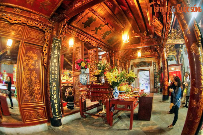 Truyền thuyết kể rằng Huyền Thiên Trấn Vũ là một vị thần cai quản phương Bắc. Ngài đã giúp dân chúng trừ tà ma và các loại yêu quái phá hoại đời sống của dân chúng vùng xung quanh thành Thăng Long.