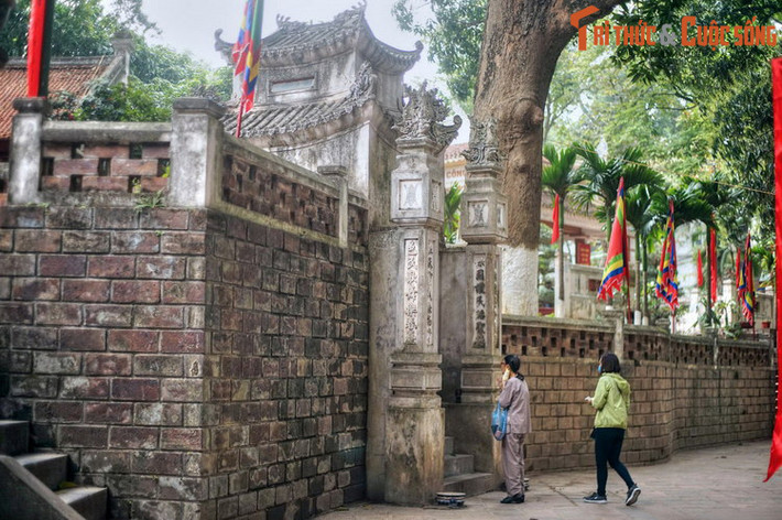 Truyền thuyết kể lại rằng vị thần này do nàng phi thứ bảy của vua Lý Thái Tông sinh ra sau lần hội ngộ với một con thuồng luồng. Đứa bé được vua yêu quý đặt tên là Linh Lang. Khi đất nước có giặc, Linh Lang bỗng vươn mình trở thành dũng sĩ cưỡi voi ra trận, đánh tan quân xâm lược.